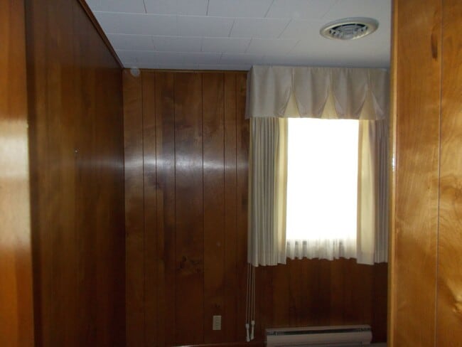 Building Photo - Spacious & Beautifully Maintained 3-Bedroo...