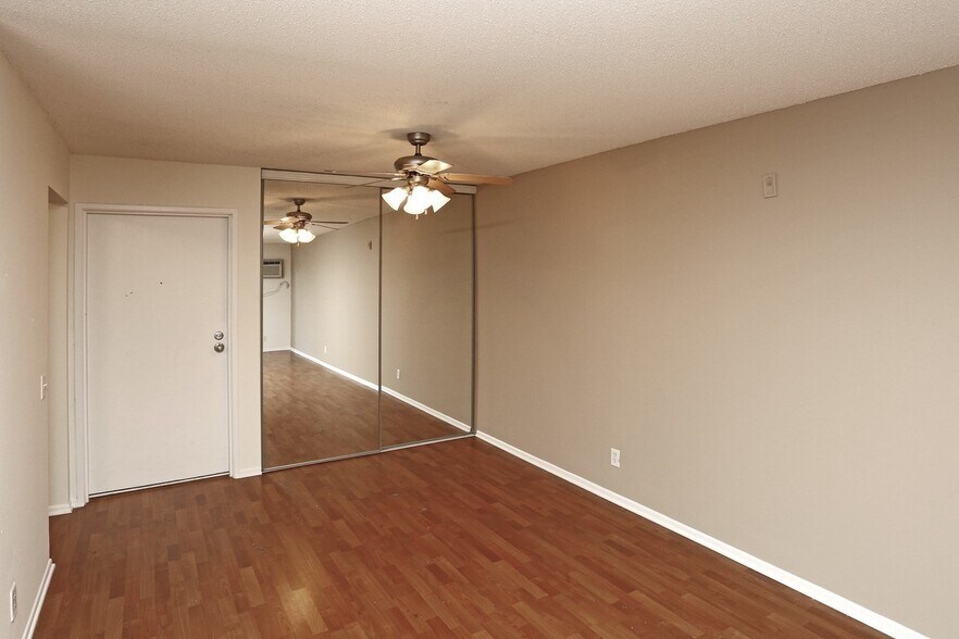 Interior Photo - Granite Place-1011-11013
