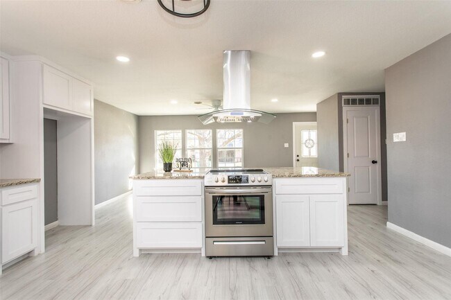 Building Photo - 1309 Magnolia-