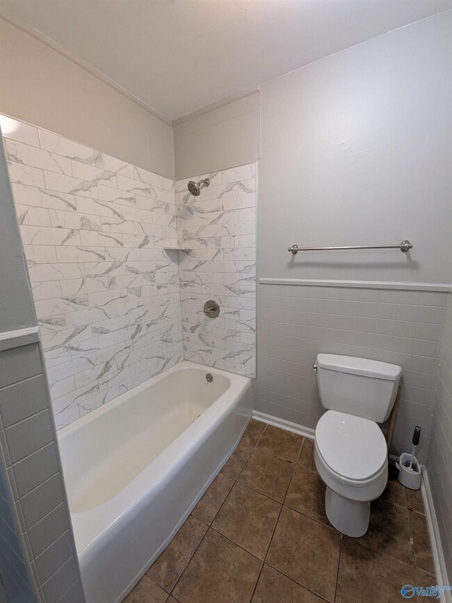 Building Photo - 2404 Whitesburg Dr