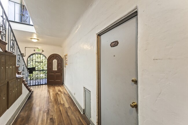 Building Photo - 5391 Huntington Dr N