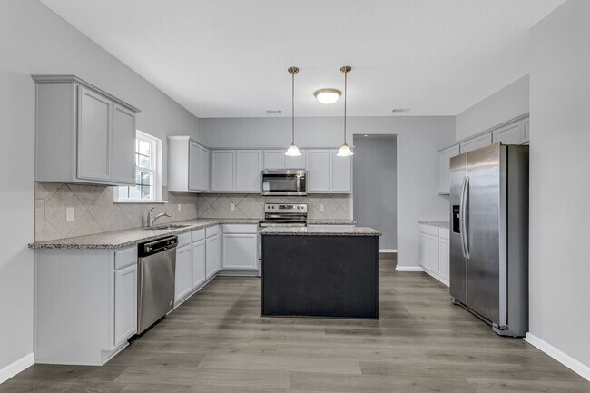 Building Photo - 4 bedroom 2.5 home located Huntington neighborhood close to Ft. Stewart