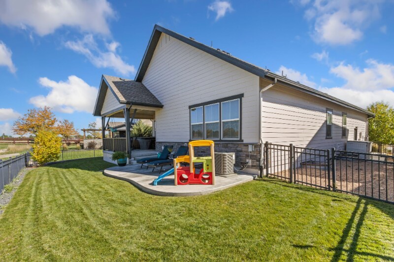 Building Photo - 1940 Shadow Lake Dr