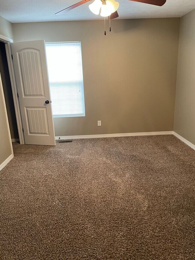 Building Photo - Beautiful 4 Bedroom Home In South Springfield