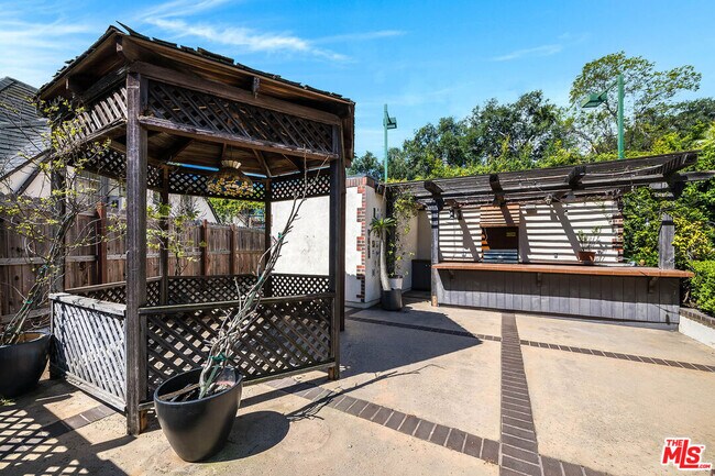 Building Photo - 2441 Glendower Ave