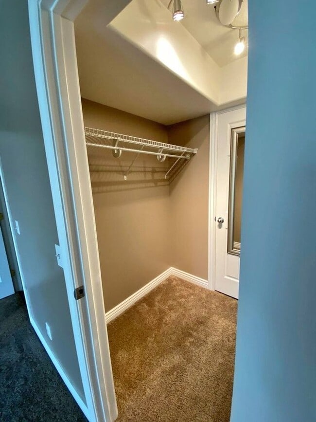 Building Photo - Updated 2 Bd 2 Ba Condo in Sandy