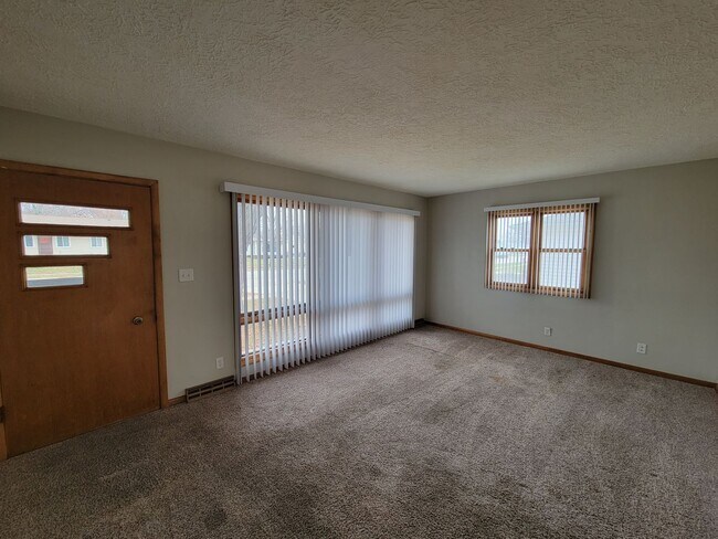 Building Photo - 4 Bed 2 Bath house for Rent!