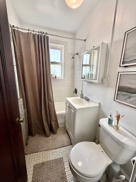 Building Photo - 4858 N Hermitage Ave