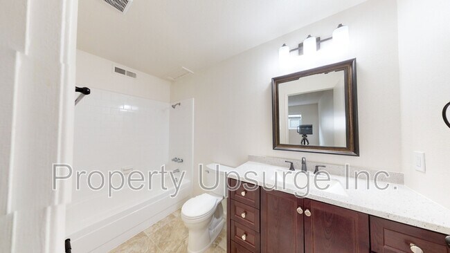 Building Photo - 905 Lakeside Dr