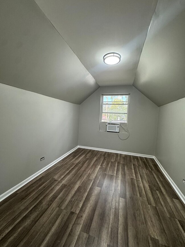 Building Photo - 4 Bedroom 2 Bathroom House in Dolton ! A M...