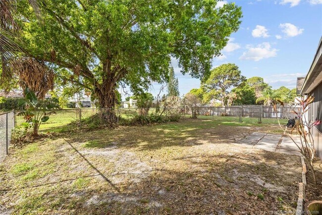 Building Photo - 1250 SE Petunia Ave