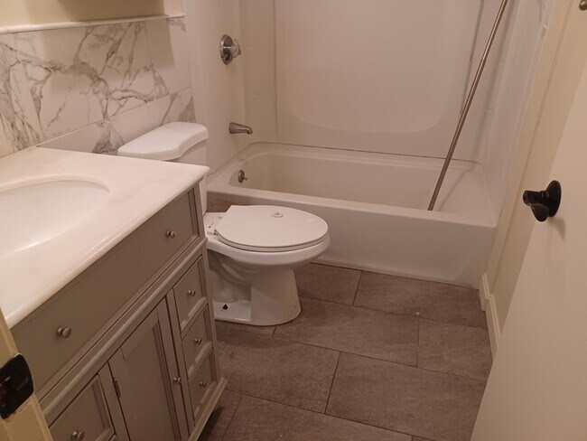 Building Photo - 151 Bittersweet Ln