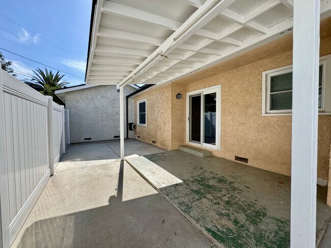 Building Photo - 9691 Elon Ave