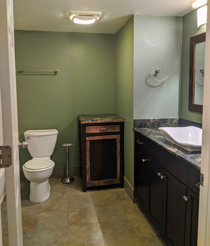 Spacious bathroom w/ washer & dryer alcove - 506 E Howell St