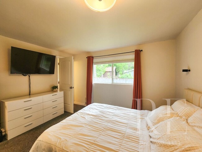 Building Photo - Rambler with Fantastic Covered Deck & Community Pool