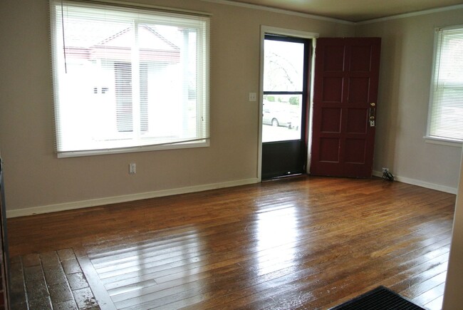 Building Photo - Charming 1-Bedroom Retreat in Vibrant Cour...