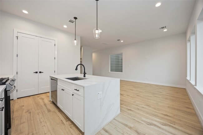 Building Photo - 6119 Campos Dr