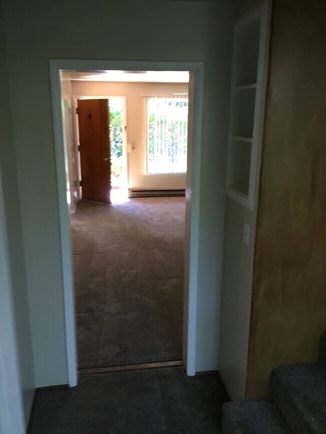 Building Photo - 5 Bedroom House in Southeast Eugene