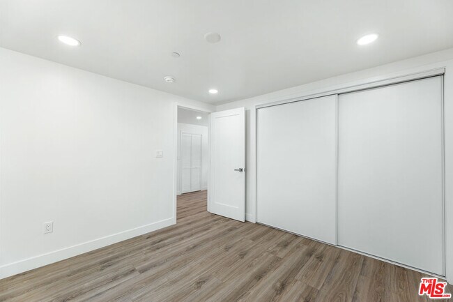 Building Photo - 498 E 52nd St