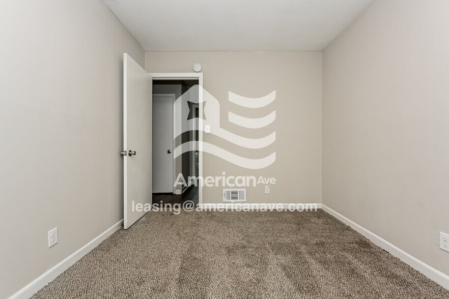 Building Photo - 2143 Snellings Dr