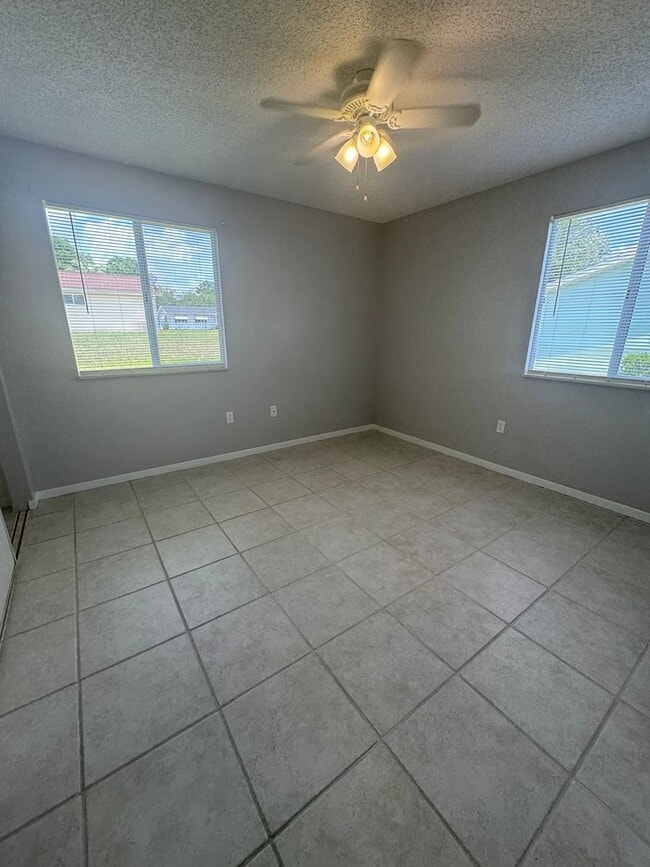 Building Photo - Charming 2/1 Home in Oak Run 55+ Community...