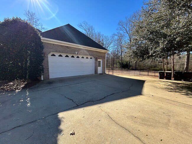 Building Photo - Executive Rental in West Rome $2,595