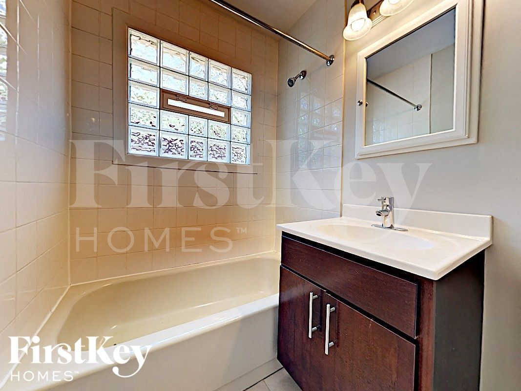 Building Photo - 254 E Wayne Pl