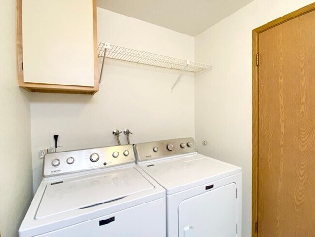Building Photo - Quaint 2BR 1.5BA Condo in the Vineyards