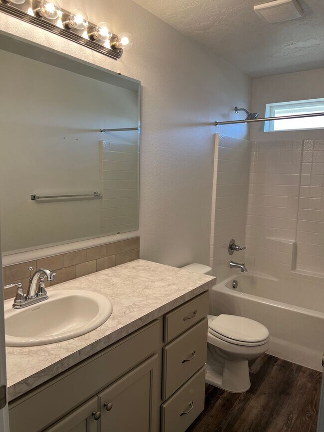 Building Photo - Welcome to this spacious 4 bedroom, 3 bathroom home located in Caldwell, ID.