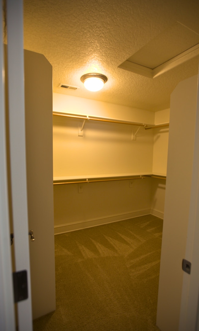 Building Photo - King City 3 Bedroom Plus Den available now !