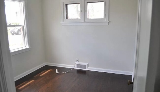 Building Photo - Thoughtfully Designed 3-Bedroom with Uniqu...