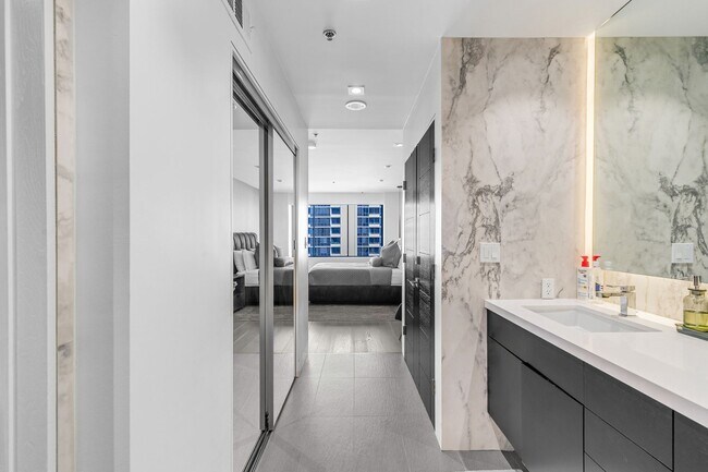 Building Photo - 10724 Wilshire Blvd
