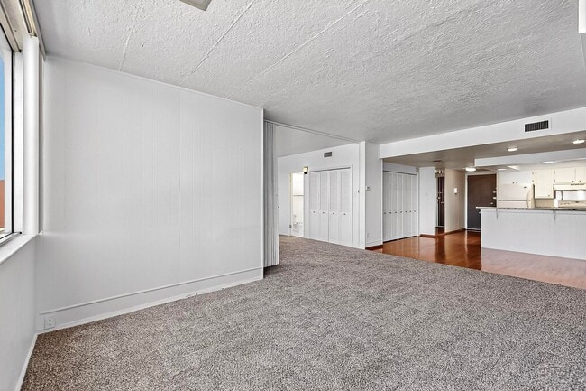 Building Photo - Art Deco Condo 1 Bedroom  1 Bath with cove...
