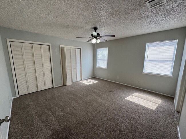 Building Photo - Spacious Townhome