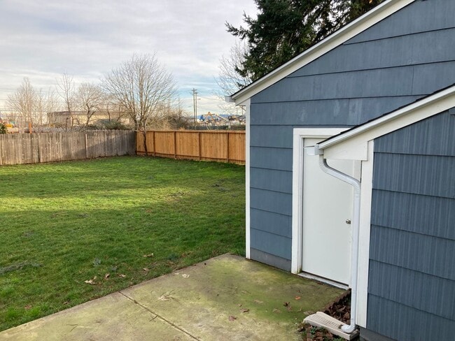 Building Photo - Beautifully updated 2 bedroom, 1 bath hous...