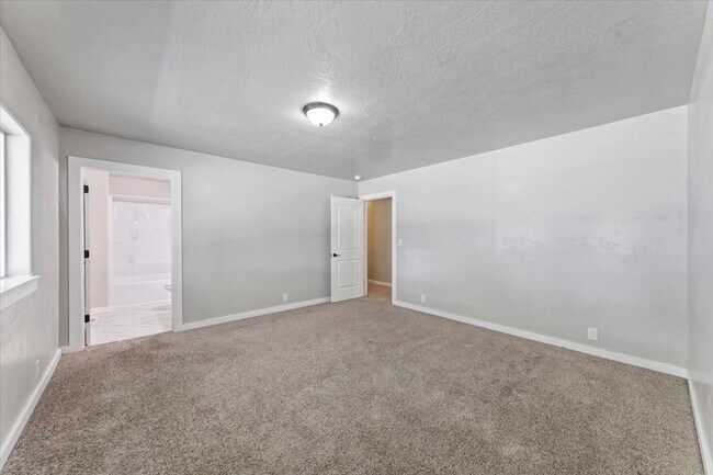 Building Photo - Spacious Middleton Home, Utilities & Lawn Care Included