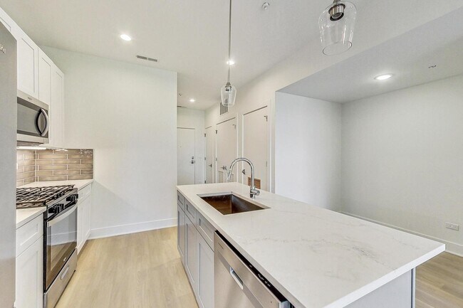 Building Photo - 3355 N Southport Ave