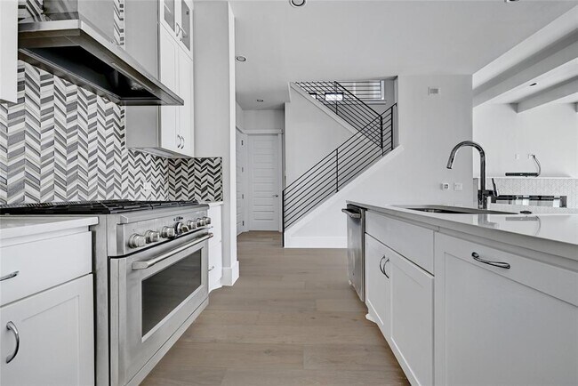 Building Photo - 1815 W 38th St