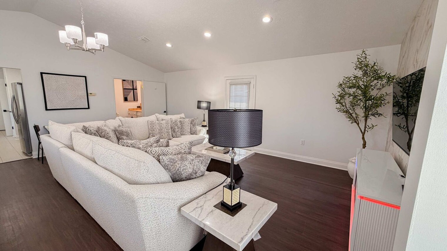 Building Photo - 300 W 23rd Pl