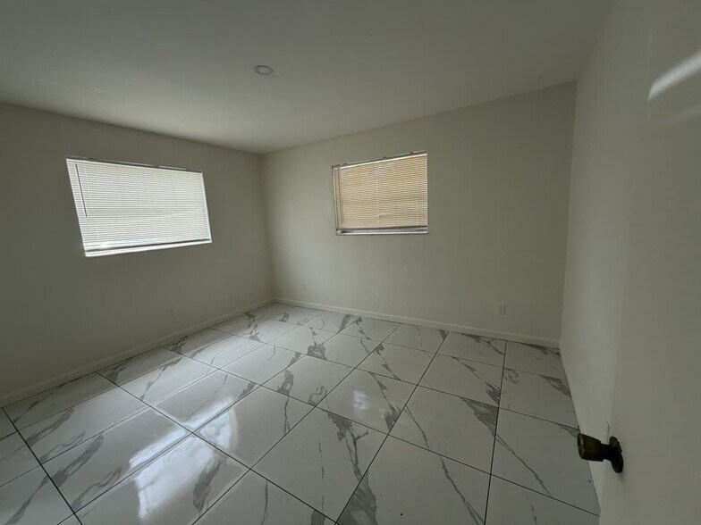 Building Photo - 2851 NW 15th Ct