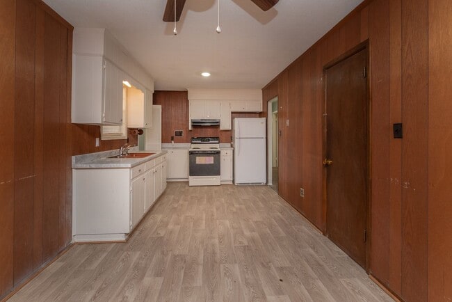 Building Photo - $1,120 - 3 bed/2 bath house in Turpin Hill, with fenced back yard! Section 8 Welcome!