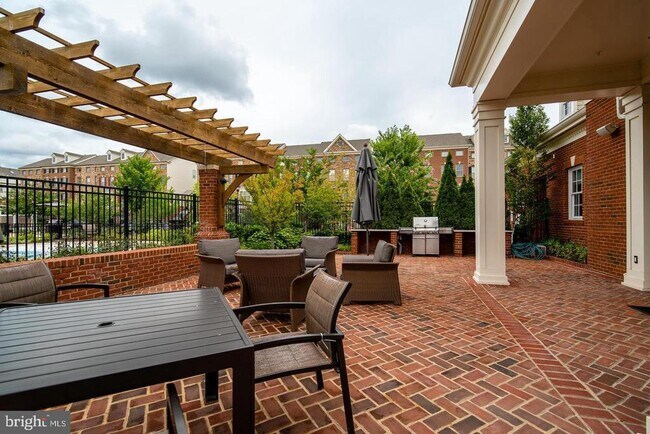 Building Photo - 22567 Naugatuck Square