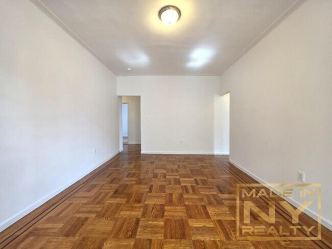 Building Photo - 2 bedroom in SUNNYSIDE NY 11104