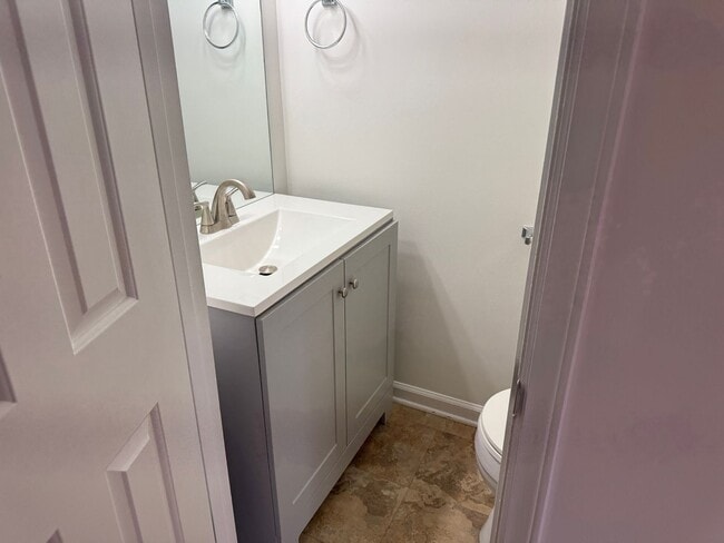 Building Photo - Gorgeous 2 BR Townhouse in New Market!