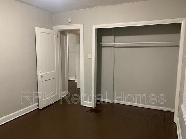 Building Photo - 527 N Bradley Ave