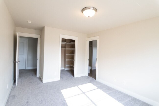 Building Photo - 2233 Buckrake Ave
