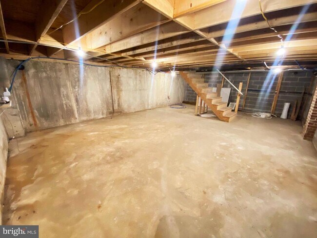 Building Photo - 1433 Vernon Rd