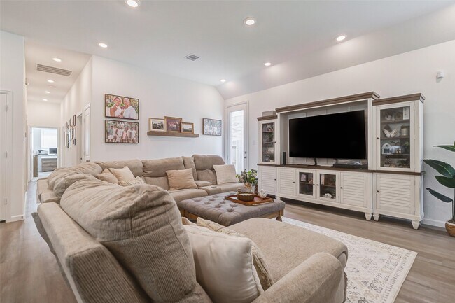 Building Photo - 4919 Shimmer Side Dr