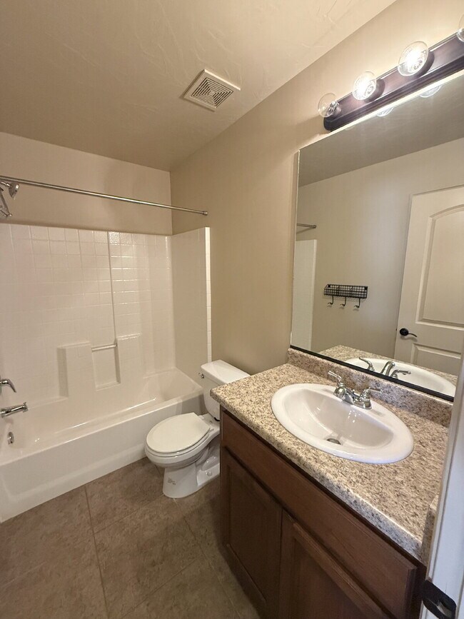 Building Photo - Fossil Hills Townhomes 3 Bed 2.5 Bath