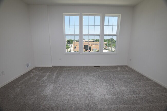 Building Photo - 2945 Showplace Dr